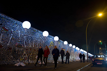 Берлинскую стену обнесут забором