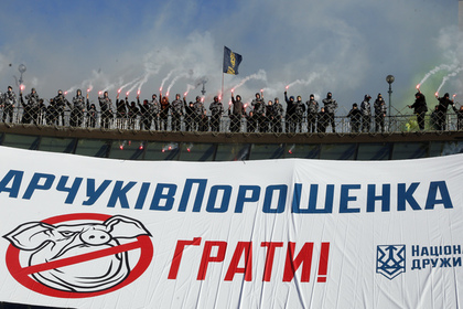 Радикалы сорвали второй подряд митинг Порошенко и пообещали сорвать третий