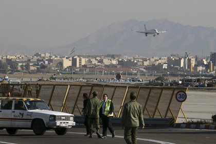 В иранском аэропорту загорелся самолет с пассажирами