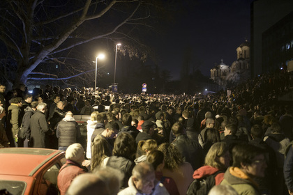 Президент Сербии вырвался из окружения и пожелал протестующим всего наилучшего