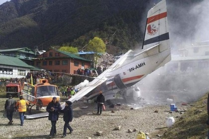 Непальский самолет столкнулся с двумя вертолетами