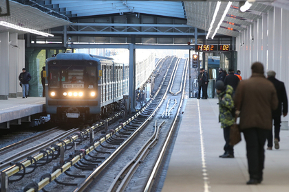 Мужчина с молотком взял в заложники сотрудницу московского метро