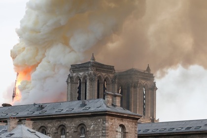 Обрушилась крыша собора Парижской Богоматери