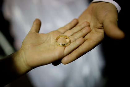 Парень вручил девушке помолвочное кольцо своей бывшей и прослыл скупердяем