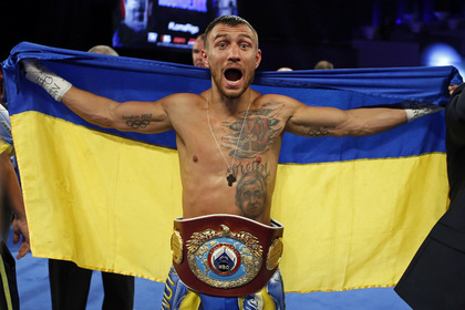 Украинский боксер Ломаченко нокаутировал британца в бою за два чемпионских пояса