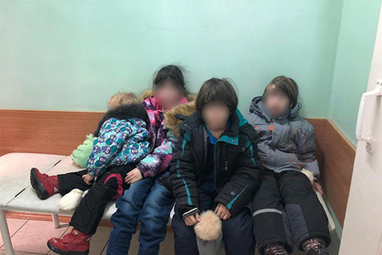Россиянка годами прятала детей в захламленной квартире и кормила отходами