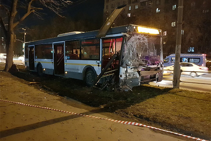 В Москве водитель автобуса потерял сознание за рулем и попал в аварию