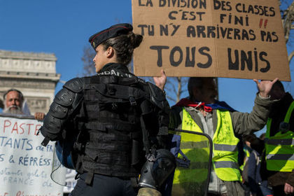 Избитая французской полицией журналистка РИА Новости получила сотрясение мозга