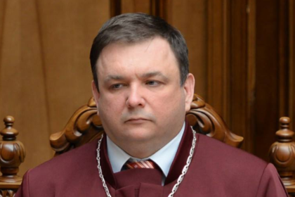 Уволенный глава Конституционного суда Украины обвинил Порошенко в перевороте