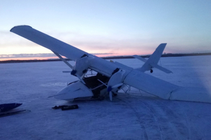 В Мурманской области самолет провалился под лед
