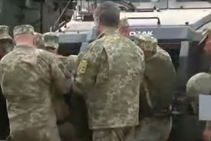 Военнослужащая упала в обморок рядом с Порошенко