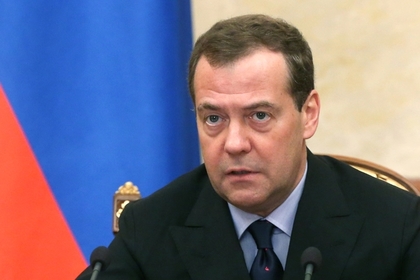 Медведев поручил расследовать инцидент с SSJ-100 в Шереметьево