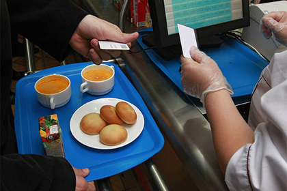 Российских чиновников обяжут есть в школьных столовых за 69 рублей