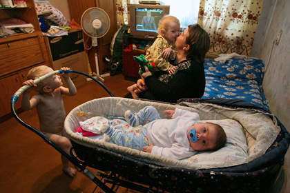 Половина российских семей с детьми оказалась за чертой бедности