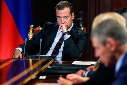 Медведев поручил разобраться с ценами на бензин