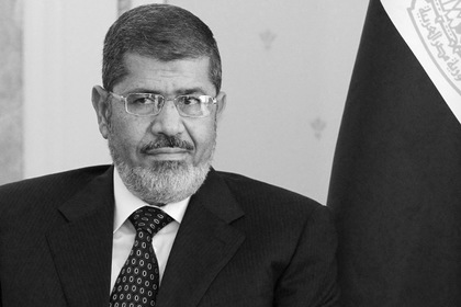 Пожизненно осужденный бывший президент Египта умер в суде
