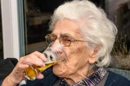 Долгожительница посчитала секретом здоровья 20 стаканов пива в день