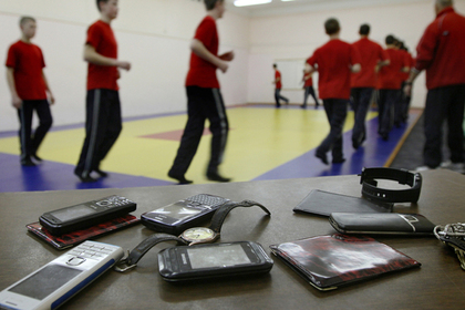 В России начали готовить запрет на телефоны в школах