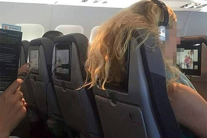 Пассажирка самолета свесила волосы перед лицом соседа и была обругана в сети