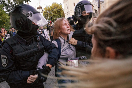 Избитую полицейским на митинге россиянку увезли на скорой