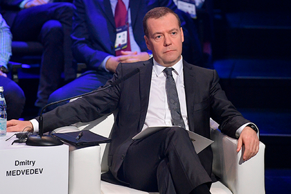 Медведев призвал облегчить жизнь врачам