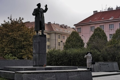 Решение перенести памятник советскому маршалу в Праге возмутило Россию