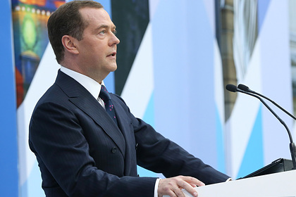 Медведев призвал единороссов отказаться от самовыдвижения