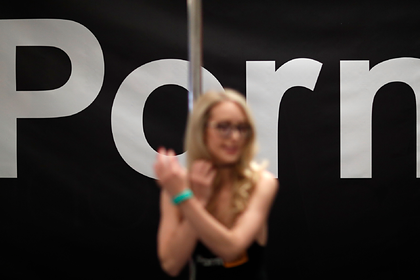 Pornhub стер канал обманом снимавшей девушек в порно студии
