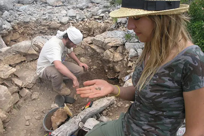 Собаки нашли шесть доисторических гробниц