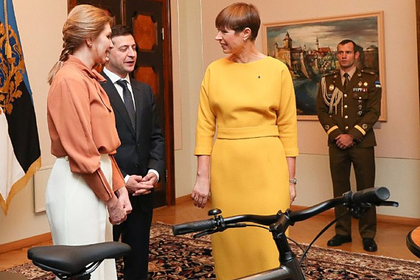 Президент Эстонии вручила Зеленскому подарок