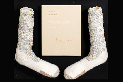 Озвучена цена носков Майкла Джексона для «лунной походки»