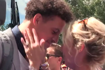 Поцелуи с футболистами довели жену тренера до скандала